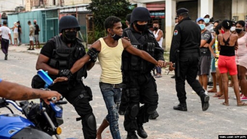 Fuerzas especiales arrestan a un joven luego de una manifestación contra el gobierno de Miguel Díaz-Canel en el municipio de Arroyo Naranjo, La Habana el 12 de julio de 2021. 