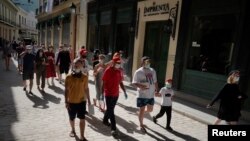Turistas rusos que se hospedan en un resort en la playa caminan por las calles de la ciudad este 6 de enero, en una excursión diaria a La Habana. REUTERS/Alexandre Meneghini