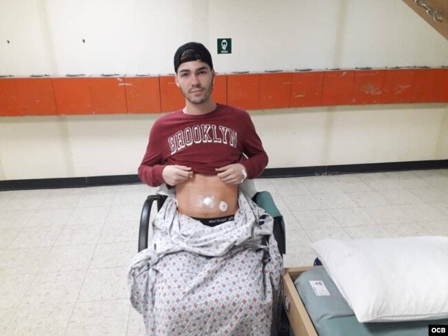 Erick Reyes "Cuco" tras ser operado en el Comfort de una hernia hernia umbilical.