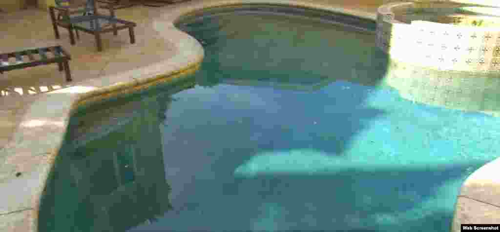 La piscina de su casa, donde comparte regularmente con sus familiares y amistades.