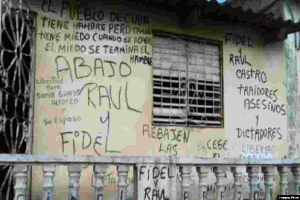 Una casa en Santa Clara, Villa Clara, muestra varias consignas antigubernamentales.