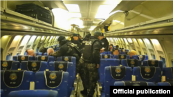El segundo grupo partió desde el aeropuerto de Tababela de Quito, a La Habana en un Boeing 737 de la Fuerza Aérea Ecuatoriana (FAE).