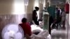 Enfermos en los pasillos del hospital de Cárdenas. (Captura de video/Reuters)
