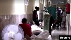 Enfermos en los pasillos del hospital de Cárdenas, una de las localidades de Cuba más afectadas por la pandemia. (Captura de video/Reuters)