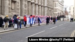 Activistas cubanos protestan frente al Tribunal Superior de Londres. (Foto: @lachy77/Twitter)