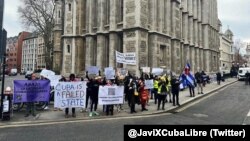Manifestación frente a Tribunal Superior de Londres en apoyo a demanda al régimen cubano por deuda de 72 millones de euros. (Foto: Twitter/@JaviXCubaLibre)
