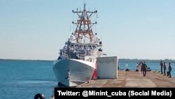 Embarcación de la Guardia Costera de Estados Unidos que devolvió a Cuba a 136 migrantes cubanos que entraron irregularmente a EEUU.