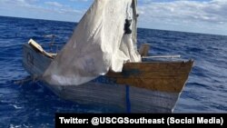 Balsa en la que navegó un grupo de cubanos que intentaron llegar a EEUU vía marítima. (Foto: USCG)