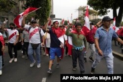 Manifestantes antigubernamentales arriban a Lima, capital de Perú