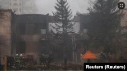 Una vista muestra el sitio donde un helicóptero cae sobre edificios de infraestructura civil, en medio del ataque de Rusia a Ucrania, en la ciudad de Brovary, en las afueras de Kiev, Ucrania, el 18 de enero de 2023.