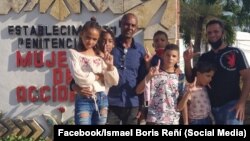 Ismael Boris Reñi junto a sus hijos y familiares de otra presa política, en la prisión del Guatao, en La Lisa. (Foto: Facebook/Ismael Boris Reñí)