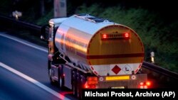 Un camión de combustible transita en una carretera en Fráncfort, Alemania, el 21 de enero de 2023. (AP Foto/Michael Probst, Archivo)