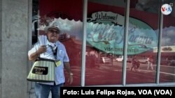 Francisco Casaña, cubano elaborador y vendedor de maní tostado que por más de dos décadas, ofrece su producto en el barrio de La Pequeña Habana, en Miami, EEUU. Foto: Luis Felipe Rojas, VOA