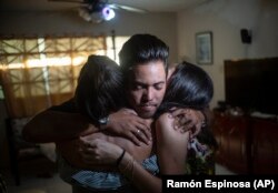 Marcos Marzo abraza a sus amigas, que vinieron a despedirse de él, en La Habana.