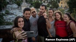 Marcos Marzo (2do desde la izq.) se toma una foto de despedida con sus amigos en La Habana antes de emigrar a EEUU.