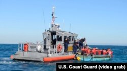 Cubanos interceptados en el mar por la Guardia Costera estadounidense. (Captura de video/USCG) 