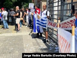 Protesta frente al consulado cubano en Montevideo.
