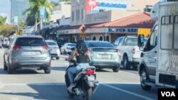 Una motorina en las calles de Miami, Florida, el 25 de enero de 2023. (Alexia Fodere/VOA).
