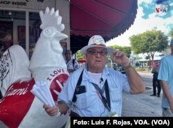 Vestido con sombrero y guayabera, el cubano Francisco Casaña ha pasado más de dos décadas en las calles de la Pequeña Habana de Miami elaborando y vendiendo maní tostado a citadinos y turistas. Foto: Luis F. Rojas, VOA.