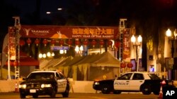 La policía rodea el área donde ocurrió el tiroteo, en Monterey Park, Los Ángeles, California. (Foto AP/Jae C. Hong)