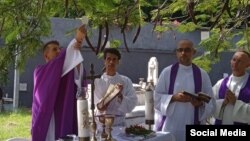 Consagración de la hostia en la Eucaristía por los fieles difuntos, celebrada este 2 de noviembre en el cementerio de Santiago de Cuba. (Foto: Facebook)