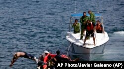 Una patrulla de Tropas Guardafronteras de Cuba, detiene a un grupo de balseros cubanos, el 4 de junio de 2009.