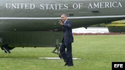 El presidente Obama saluda mientras se dirige al helicóptero presidencial Marine One, en la Casa Blanca, Washington, hoy, jueves 9 de mayo de 2013. Obama visita hoy Austin (Texas) en un viaje de carácter económico.