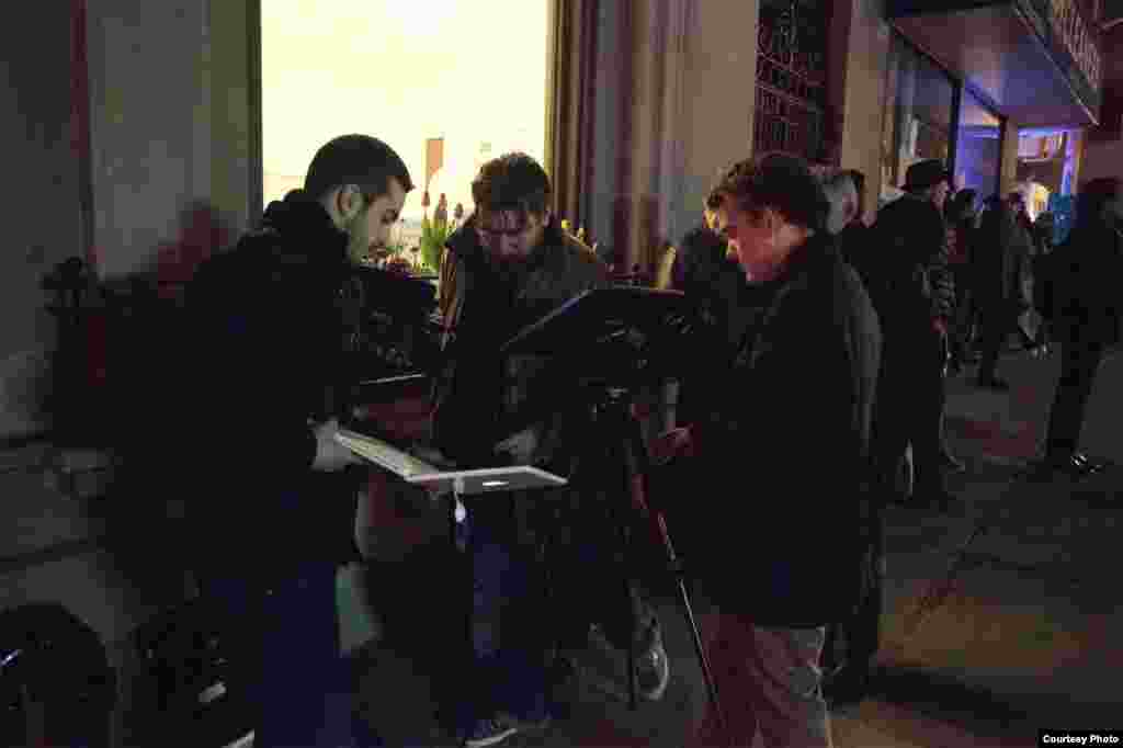 Geandy Pavón con el Proyecto Luz y Libertad proyecta imágenes de Oswaldo Payá y Harold Cepero en edificio de ONU New York