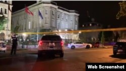 Operativo del servicio secreto y la policía frente a la embajada de Cuba en Washington. Tomado de Sam Sweeney @SweeneyABC