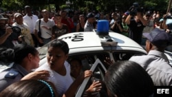 Una integrante de las Damas de Blanco es arrestada por la Policía el 10 de diciembre de 2013, en La Habana.
