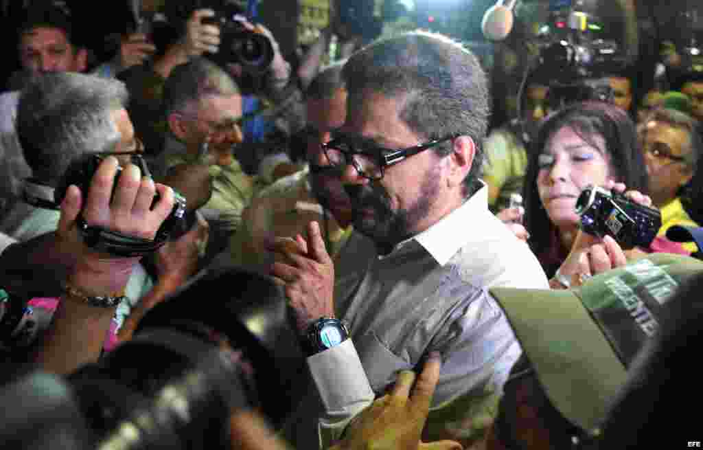 Luciano Marín Arango, alias "Iván Márquez", número dos de las FARC, lee un comunicado declarando un alto al fuego unilateral.