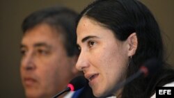Yoani Sánchez (d) durante su presentación en la conferencia semestral de la SIP en Puebla, México.