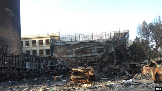 Edificación comercial incendiada por los violentos en las protestas en Valparaiso, Chile. (Foto Paul Sfeir)