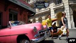 Turistas pasan frente al Floridita, en La Habana. 