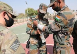 Soldados de Estados Unidos e India entrenándose en técnicas médicas que salvan vidas durante el ejercicio “Yudh Abhyas”, el 13 de febrero en Rayastán (India). (U.S. Army/sargento Joe Tolliver)