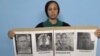 La esposa de José Daniel Ferrer, Nelva Ismarays Ortega, sostiene un cartel exigiendo su liberación. 