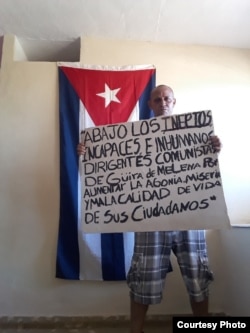 Jorge Bello protesta contra la inoperancia gubernamental.