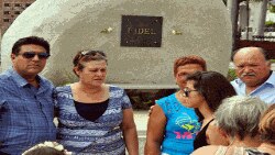 Grupo de trabajadores del PCC visitan tumba de Fidel Castro