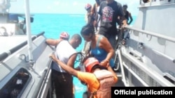 La Armada de México rescató a 12 balseros cubanos a bordo de una balsa rústica.