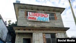 Un cartel a favor de la libertad de Andy García Lorenzo cuelga en un muro de su vivienda, en Santa Clara. (Facebook/Roxana García Lorenzo)