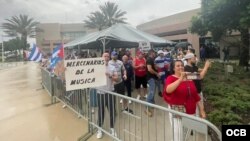 Manifestantes del exilio cubano protestaron en contra de la presentación del grupo musical "Los Van Van" en Miami.
