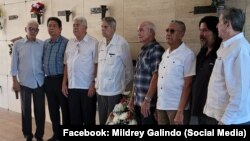 Exiliados cubanos reunidos el 25 de mayo de 2022 frente a la tumba de la madre de Pedro Luis Boitel, Clara Abraham de Boitel, en Flagler Memorial, Miami. (Imagen de Mildrey Galino/Facebook).