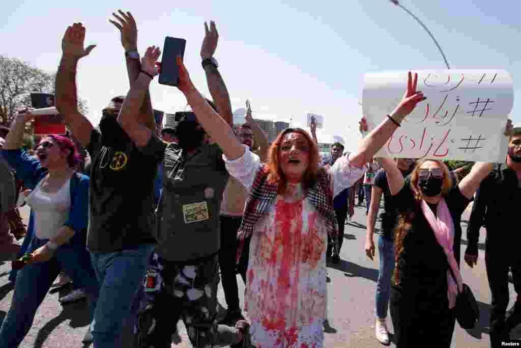 Hombres y mujeres participan en una protesta tras la muerte de Mahsa Amini frente a la sede de las Naciones Unidas en Erbil, Irak, el 24 de septiembre de 2022. 