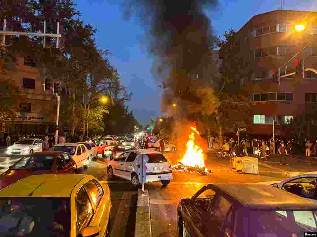  Una motocicleta de la policía en llamas durante una protesta por la muerte de Mahsa Amini, en Teherán, Irán.