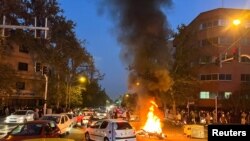 
Una motocicleta de la policía en llamas durante una protesta por la muerte de Mahsa Amini, en Teherán, Irán.