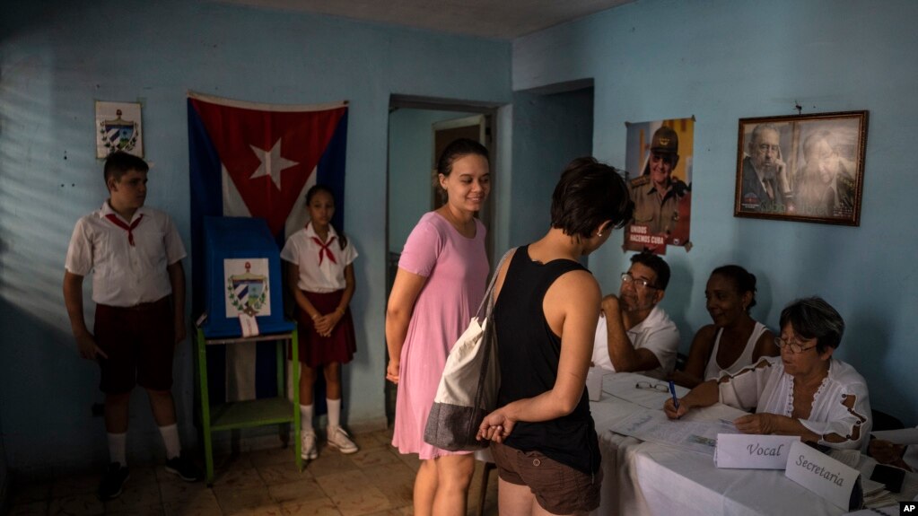 Dos mujeres se registran para votar este domingo en el referendo del Código de las Familias, en La Habana, Cuba. (AP/Ramon Espinosa)