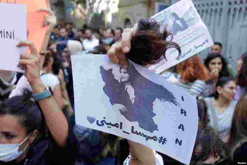 Una manifestante se corta el pelo cortado durante una protesta tras la muerte de Mahsa Amini, frente al consulado iraní en Estambul, Turquía.