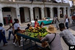 Vendedores ambulantes de frutas y viandas en una calle de La Habana. (AP/Ramon Espinosa)