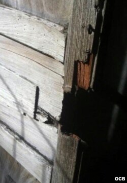 Turbas castristas rompieron el marco de la puerta.