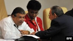 Marino Murillo conversa con Raúl Castro en la Asamblea Nacional del Poder Popular